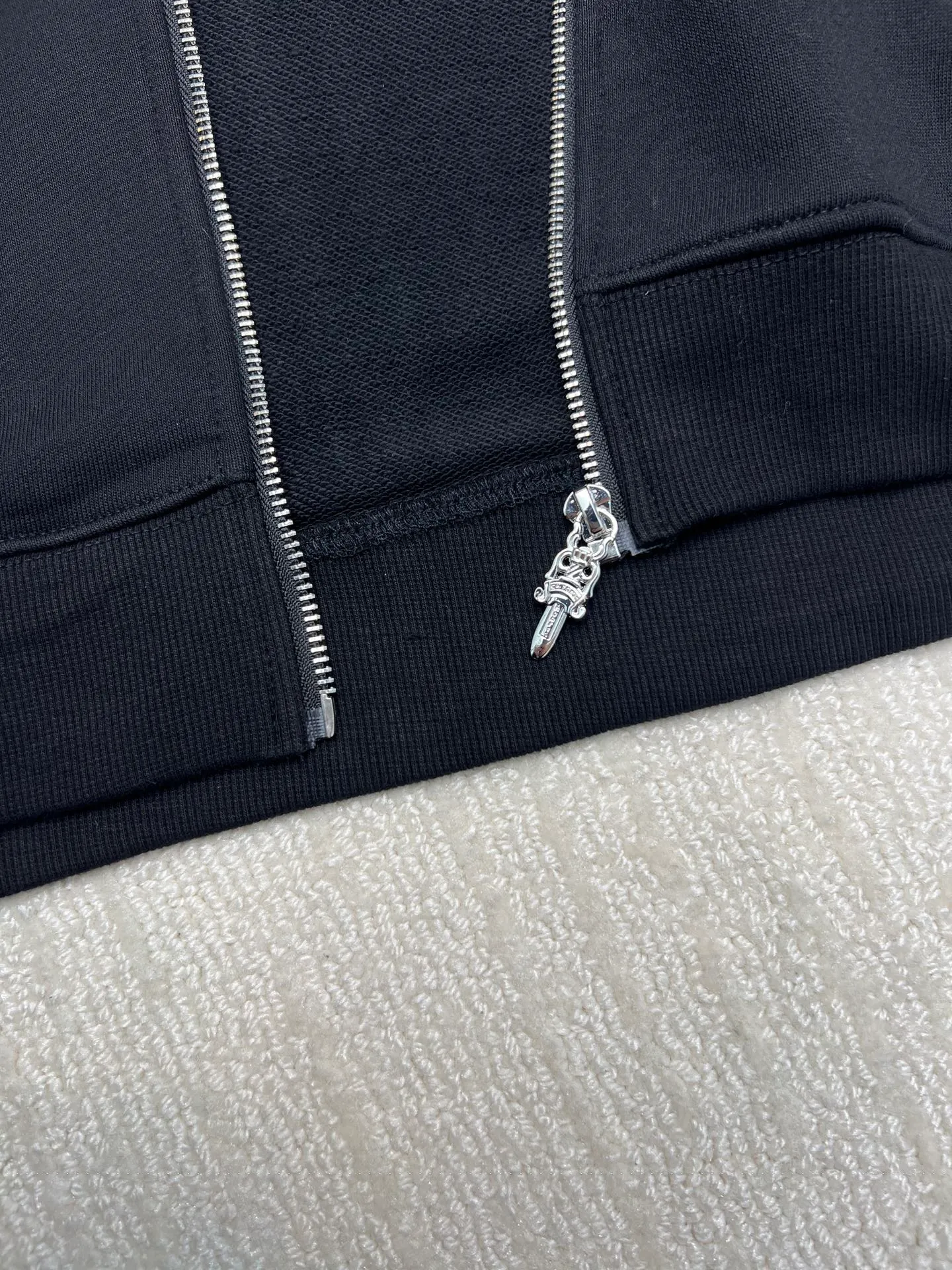 P370 𝗖𝗵𝗿𝗼𝗺𝗲 𝗛𝗲𝗮𝗿𝘁𝘀Cro Heart pure cotton terry zipper hooded jacket. High weight cotton double yarn 380g large terry fabric, fixed and dyed matching ribs, customized full set of accessories, clear letters and perfect restoration without difference. High-end atmosphere and full grade! The entire dress is exclusively customized with heavy craftsmanship, including burnt flowers and leather embroidery with Sanskrit text, and heavy custom-made bead blasting craftsmanship, which is perfectly combined with precise stitching! All wiring is special machine chain double wire, absolutely high quality craftsmanship!  Size: M L XL XXL